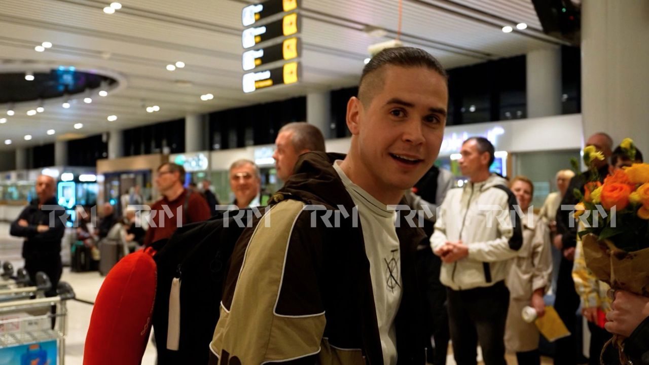 Echipa care a reprezentat R. Moldova la Eurovision 2026, întâmpinată cu flori și aplauze la aeroport: Satoshi: „Oamenii sunt înduioșați de prestația noastră”
