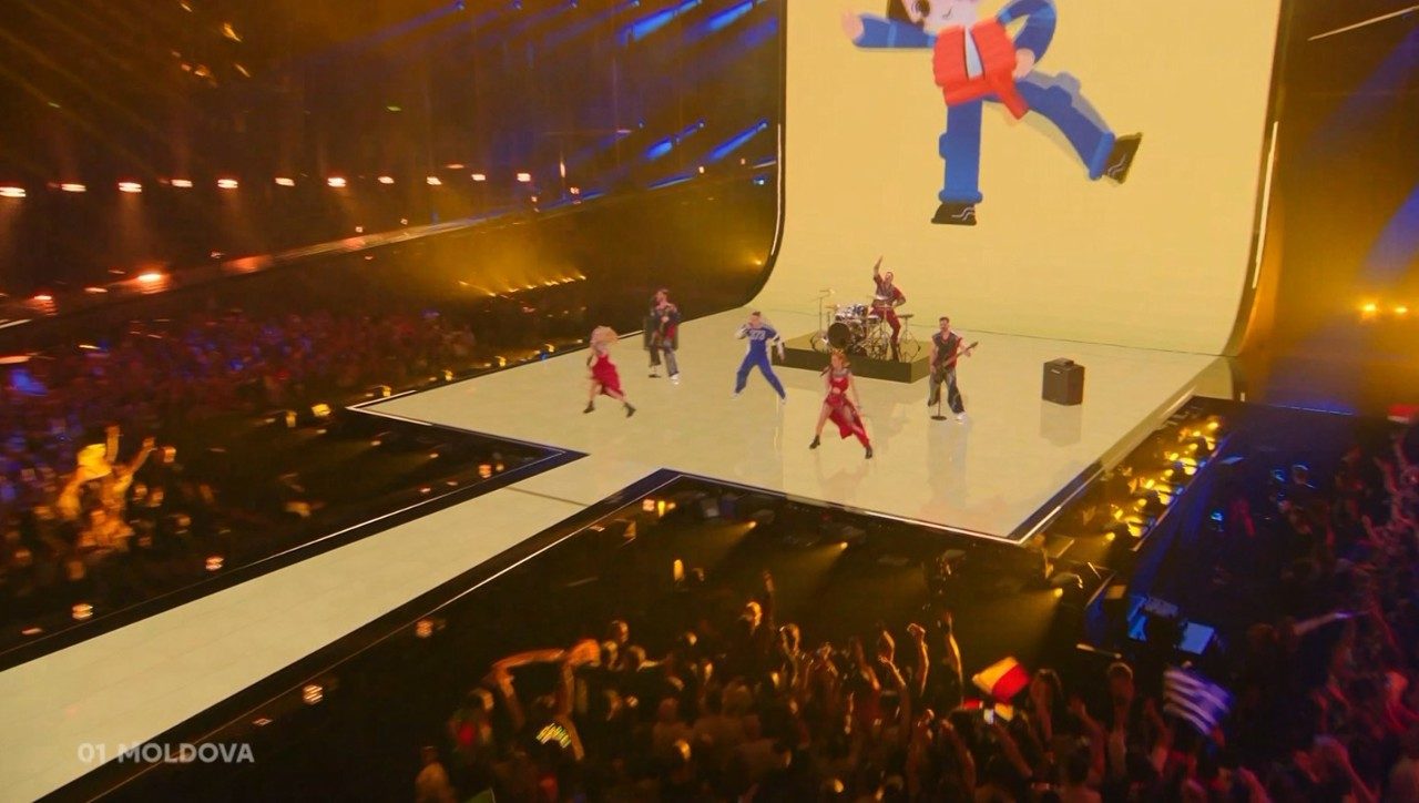 Moment viral la Eurovision: Unul dintre cameramani a început să danseze în timp ce filma evoluția lui Satoshi Moment viral la Eurovision: Unul dintre cameramani a început să danseze în timp ce filma evoluția lui Satoshi